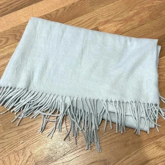 Light blue‎ scarf. - Picture 1 of 2